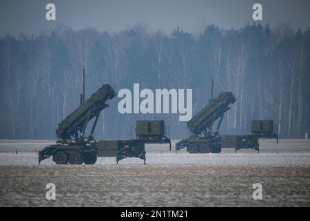 Varsavia, Polonia. 06th Feb, 2023. I sistemi missilistici superficie-aria Patriot sono visti all'aeroporto Babice di Varsavia nel distretto di Bemowo a Varsavia, in Polonia, il 06 febbraio 2023. I sistemi missilistici Patriot acquistati dalla Polonia dagli Stati Uniti lo scorso anno sono stati ridistribuiti nel capitale polacco per esercitazioni militari mentre la guerra nella vicina Ucraina entra nel suo secondo anno. (Foto di Jaap Arriens/Sipa USA) Credit: Sipa USA/Alamy Live News Foto Stock