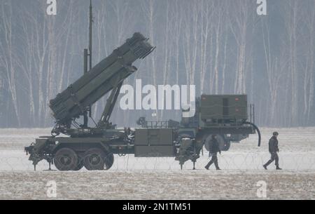 Varsavia, Polonia. 06th Feb, 2023. I sistemi missilistici superficie-aria Patriot sono visti all'aeroporto Babice di Varsavia nel distretto di Bemowo a Varsavia, in Polonia, il 06 febbraio 2023. I sistemi missilistici Patriot acquistati dalla Polonia dagli Stati Uniti lo scorso anno sono stati ridistribuiti nel capitale polacco per esercitazioni militari mentre la guerra nella vicina Ucraina entra nel suo secondo anno. (Foto di Jaap Arriens/Sipa USA) Credit: Sipa USA/Alamy Live News Foto Stock