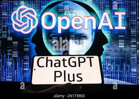 ChatGPT Plus Sing visualizzato sul cellulare e OpenAI sullo schermo sono visti in questa immagine. Il 6 febbraio 2023 a Bruxelles, in Belgio. Foto Stock