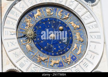 L'Italia, Venezia, closeup dell'Orologio Astrologico faccia in piazza San Marco. Foto Stock