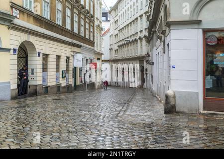 VIENNA, AUSTRIA - 22 MAGGIO 2019: Questa è una delle vecchie strade del quartiere della città interna nella pioggia di primavera. Foto Stock