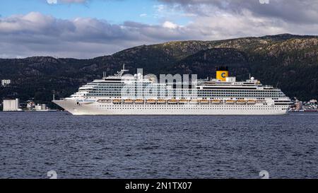 Nave da crociera Costa Fascinosa a Byfjorden, con partenza dal porto di Bergen, Norvegia. Foto Stock