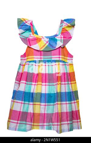 Abito estivo isolato. Primo piano di un colorato abito bambina a scacchi senza maniche isolato su uno sfondo bianco. Moda primaverile per bambini. PA di ritaglio Foto Stock