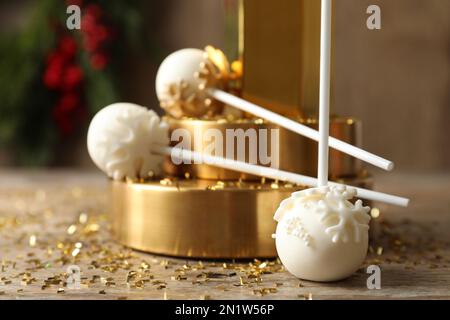 Deliziosa torta palla di Natale schiocchi su tavolo di legno, primo piano Foto Stock