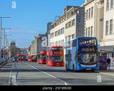 Autobus di linea alle fermate della Royal Parade nel centro di Plymouth Foto Stock