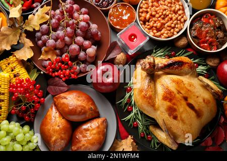 Festa tradizionale del giorno del Ringraziamento con deliziosi tacchino cotto e altri piatti di stagione serviti sul tavolo, vista dall'alto Foto Stock