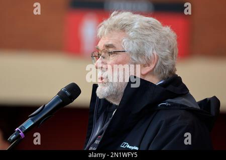 Pete Martin canta i fiori di Manchester mentre il Manchester United segna il 65th° anniversario del disastro aereo di Monaco a Old Trafford, Manchester, Regno Unito, 6th febbraio 2023 (Foto di Conor Molloy/News Images) Foto Stock