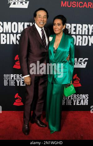 LOS ANGELES - DEC 3: Smokey Robinson, Frances Glandney al MusiCares persons of the Year 2023 al Los Angeles Convention Center il 3 febbraio 2023 a Los Angeles, CA Foto Stock