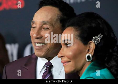 LOS ANGELES - DEC 3: Smokey Robinson, Frances Glandney al MusiCares persons of the Year 2023 al Los Angeles Convention Center il 3 febbraio 2023 a Los Angeles, CA Foto Stock