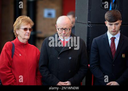 Alcune congregazioni come Manchester United segnano il 65th° anniversario del disastro aereo di Monaco a Old Trafford, Manchester, Regno Unito, 6th febbraio 2023 (Foto di Conor Molloy/News Images) Foto Stock