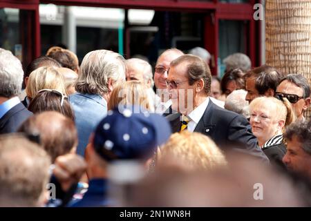 Roger Moore, la star del film di James Bond, ha fatto un'immagine su Hollywood Boulevard, Los Angeles, USA, e ha fatto la sua stella sulla passeggiata della fama. Foto Stock