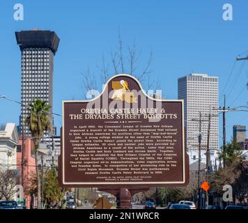 NEW ORLEANS, LA, USA - 5 FEBBRAIO 2023: Marker celebra il pioniere dei diritti civili Oretha Castle Haley e i boicottaggi di Dryades Street Foto Stock