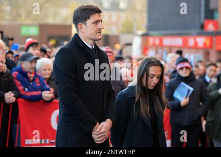 Il capitano del Regno Unito Harry Maguire e il capitano delle donne Katie Zelem come Manchester United segnano il 65th° anniversario del disastro aereo di Monaco a Old Trafford, Manchester, Regno Unito, 6th febbraio 2023 (Foto di Conor Molloy/News Images) Foto Stock