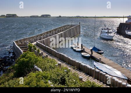 Molo di legno al piccolo porto / porto della città Veere, Domburg, Zeeland, Paesi Bassi Foto Stock