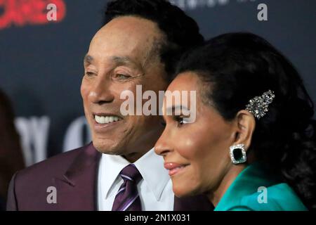 3 febbraio 2023, Los Angeles, CA, USA: LOS ANGELES - DEC 3: Smokey Robinson, Frances Glandney al MusiCares persons of the Year 2023 al Los Angeles Convention Center il 3 febbraio 2023 a Los Angeles, CA (Credit Image: © Kay Blake/ZUMA Press Wire) SOLO PER USO EDITORIALE! Non per USO commerciale! Foto Stock