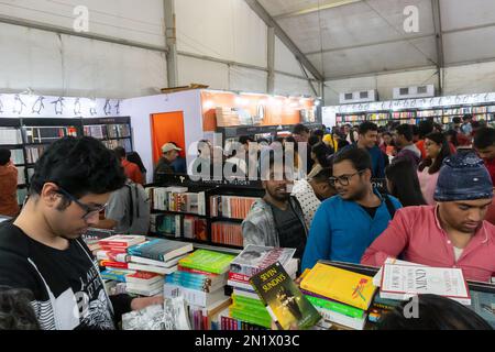 Kolkata, Bengala Occidentale, India - 2nd Febbraio 2020 : gli amanti del libro di tutte le età, uomini e donne, stanno cercando i loro libri preferiti a Kolkata Bookfair. Foto Stock