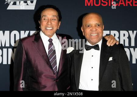 3 febbraio 2023, Los Angeles, CA, USA: LOS ANGELES - DEC 3: Smokey Robinson, Berry Gordy al MusiCares 2023 persone dell'anno al Los Angeles Convention Center il 3 febbraio 2023 a Los Angeles, CA (Credit Image: © Kay Blake/ZUMA Press Wire) SOLO PER USO EDITORIALE! Non per USO commerciale! Foto Stock