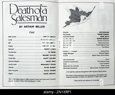 Il cast list per la produzione per il 1986 di Arthur Miller’s, Death of a Salesman, con Ray McAnally al Gaiety Theatre di Dublino, Irlanda. Foto Stock