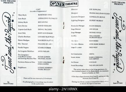 La cast list per la produzione 1986 del Gate Theatre di Juno e del Paycock, di Sean o’Casey. Direttore Vincent Dowling. Dublino Irlanda. Foto Stock