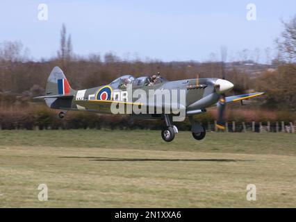 Un Supermarine Spitfire Mk.IXb decollo da Headcorn aeroporto Kent Inghilterra Foto Stock