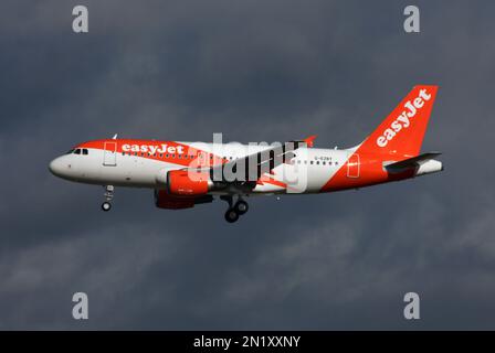 Un Airbus A319 di easyjet atterra in un tempestoso aeroporto di Gatwick Foto Stock