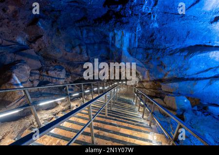 Una scala illuminata all'interno della Grotta di Goughs a Cheddar nel Somerset Foto Stock