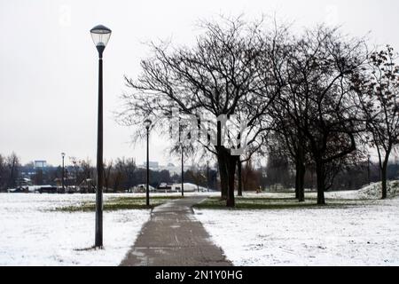 Parcheggia dopo le nevicate Foto Stock