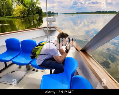 Navigazione in motoscafo dove il fiume Mincio diventa Lago superiore. Parco regionale eccellente per i fotografi della natura. Mantova, Lombardia, Italia- Foto Stock