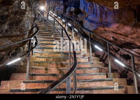 Una scala illuminata all'interno della Grotta di Goughs a Cheddar nel Somerset Foto Stock