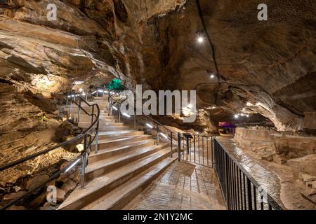 Una scala illuminata all'interno della Grotta di Goughs a Cheddar nel Somerset Foto Stock