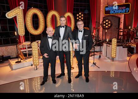 Amburgo, Germania. 06th Feb, 2023. I presentatori Bernhard Hoëcker (l-r), Kai Pflaume ed Elton si esibono durante una sessione fotografica in occasione della registrazione del 1000th° episodio di 'Wer weiß denn sowas?' Allo Studio Hamburg. Credit: Georg Wendt/dpa/Alamy Live News Foto Stock