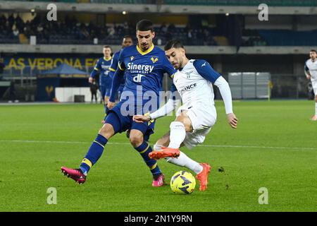 Verona, Italia. 06th Feb, 2023. mattia zaccagni (verona) e fabio depaoli (verona) in occasione della Hellas Verona FC vs SS Lazio, calcio italiano Serie A match in Verona, Italia, febbraio 06 2023 Credit: Independent Photo Agency/Alamy Live News Foto Stock