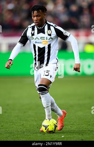 Torino, Italia. 05 febbraio 2023. Destiny Udogie di Udinese Calcio in azione durante la Serie Una partita di calcio tra Torino FC e Udinese Calcio. Credit: Nicolò campo/Alamy Live News Foto Stock