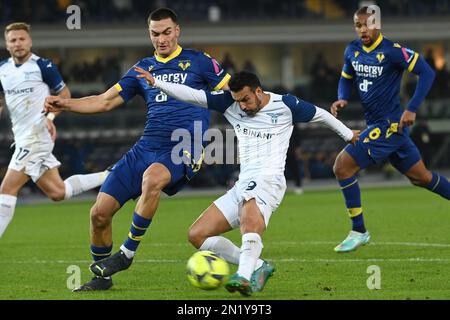 Verona, Italia. 06th Feb, 2023. pedro (lazio) e diego coppola (verona) durante Hellas Verona FC vs SS Lazio, calcio italiano Serie A match in Verona, Italia, Febbraio 06 2023 Credit: Independent Photo Agency/Alamy Live News Foto Stock