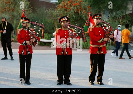 Dubai, Emirati Arabi Uniti - 15 marzo 2022 orchestra della banda di Ottone della polizia degli Emirati che si esibisce all'Expo 2020 Dubai Daily Parade Foto Stock