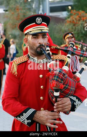 Dubai, Emirati Arabi Uniti - 15 marzo 2022 orchestra della banda di Ottone della polizia degli Emirati che si esibisce all'Expo 2020 Dubai Daily Parade Foto Stock