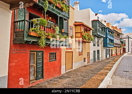 El Restaurante la Placeta está ubicado en una antigua casa típica canaria del siglo XVIII cuya entrada principal está situada en una pequeña plaza en Foto Stock