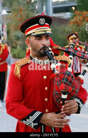 Dubai, Emirati Arabi Uniti - 15 marzo 2022 orchestra della banda di Ottone della polizia degli Emirati che si esibisce all'Expo 2020 Dubai Daily Parade Foto Stock