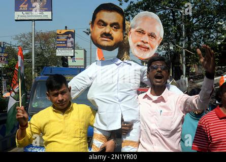 Kolkata, India. 6th Feb, 2023. Gli attivisti del Congresso partecipano a una manifestazione per protestare contro la fila di Adani il 6 febbraio 2023 a Kolkata, in India. (Credit Image: © Saikat Paul/eyepix via ZUMA Press Wire) SOLO PER USO EDITORIALE! Non per USO commerciale! Foto Stock