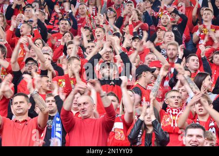 LODZ, POLONIA - 16 OTTOBRE 2022: Partita di calcio polacca PKO Ekstraklasa tra Widzew Lodz vs KGHM Zaglebie Lubin 3:0. Tifosi di Widzew. Foto Stock