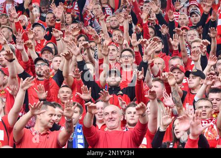 LODZ, POLONIA - 16 OTTOBRE 2022: Partita di calcio polacca PKO Ekstraklasa tra Widzew Lodz vs KGHM Zaglebie Lubin 3:0. Tifosi di Widzew. Foto Stock