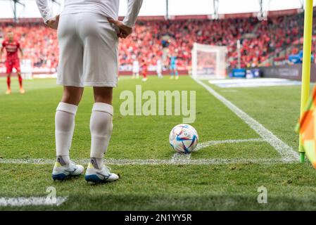 LODZ, POLONIA - 16 OTTOBRE 2022: Partita di calcio polacca PKO Ekstraklasa tra Widzew Lodz vs KGHM Zaglebie Lubin 3:0. Il giocatore prende l'angolo. Foto Stock