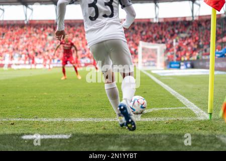 LODZ, POLONIA - 16 OTTOBRE 2022: Partita di calcio polacca PKO Ekstraklasa tra Widzew Lodz vs KGHM Zaglebie Lubin 3:0. Il giocatore prende l'angolo. Foto Stock