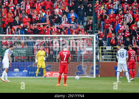 LODZ, POLONIA - 16 OTTOBRE 2022: Partita di calcio polacca PKO Ekstraklasa tra Widzew Lodz vs KGHM Zaglebie Lubin 3:0. Portiere Kacper Bieszczad penna Foto Stock