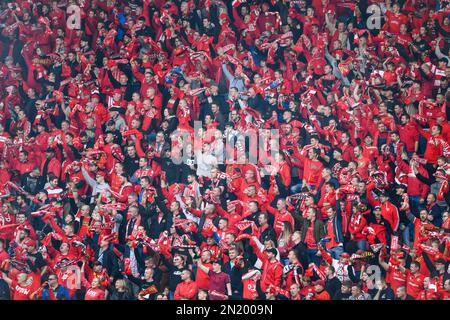 LODZ, POLONIA - 16 OTTOBRE 2022: Partita di calcio polacca PKO Ekstraklasa tra Widzew Lodz vs KGHM Zaglebie Lubin 3:0. Tifosi di Widzew. Foto Stock