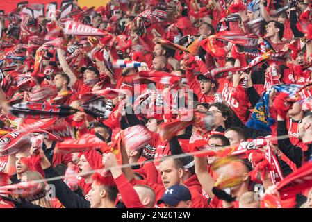 LODZ, POLONIA - 16 OTTOBRE 2022: Partita di calcio polacca PKO Ekstraklasa tra Widzew Lodz vs KGHM Zaglebie Lubin 3:0. Tifosi di Widzew. Foto Stock