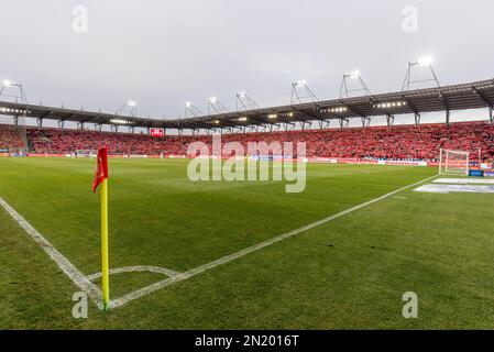 LODZ, POLONIA - 16 OTTOBRE 2022: Partita di calcio polacca PKO Ekstraklasa tra Widzew Lodz vs KGHM Zaglebie Lubin 3:0. Angolo del passo. Foto Stock