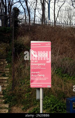 Cartello rosa emergenza 999 a Whitmore Bay, Barry Island. Galles del Sud, preso il 2023 gennaio. Inverno. Foto Stock