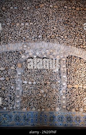 Cappella delle ossa, Chiesa di San Francesco, Évora, Alentejo, Portogallo, Europa Foto Stock