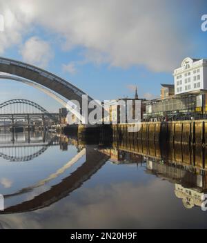 Il ponte del millennio sul fiume Tyne si alza per consentire il passaggio di una barca Foto Stock